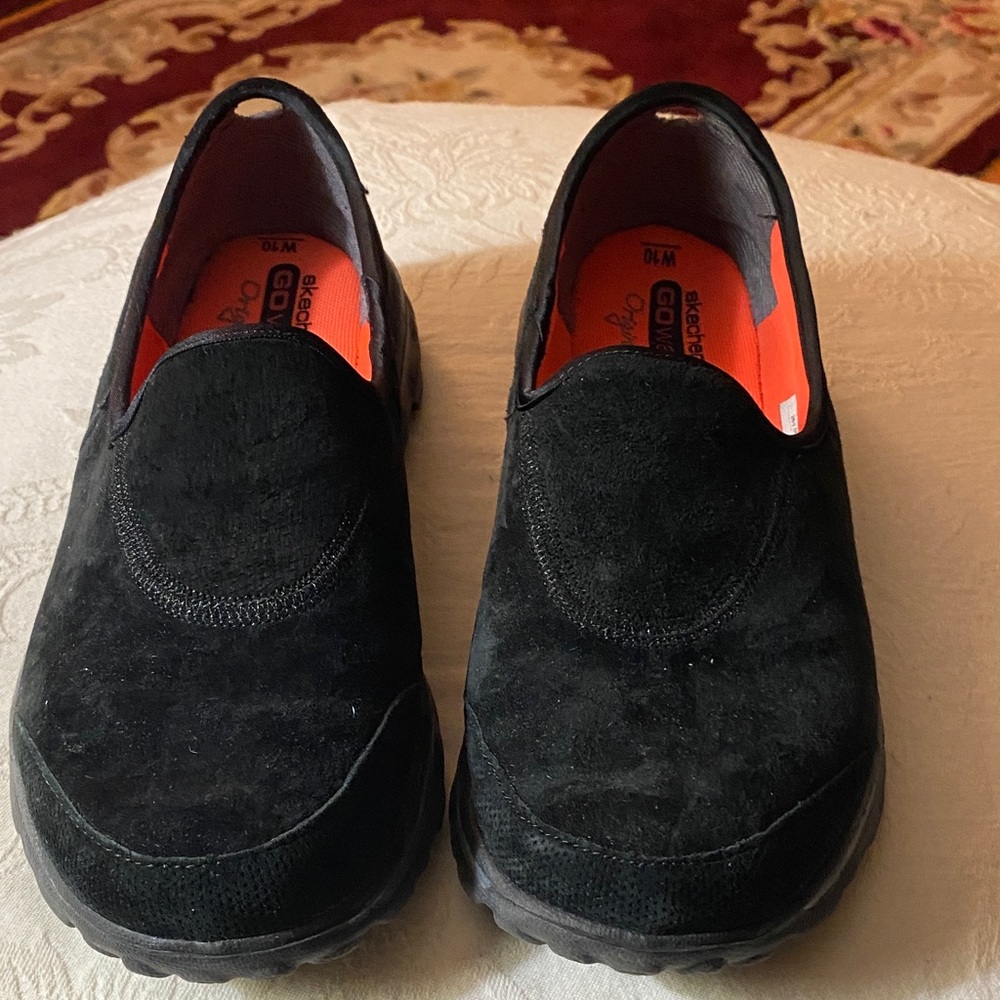 Skechers Go Walk Black Suede Slip-on Loafers NWOT Preowned, Never Worn Size 10